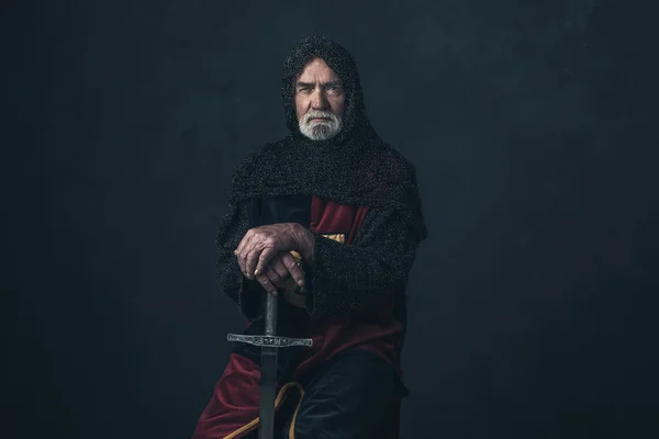 Рыцарь с бородой в хауберке — стоковое фото
