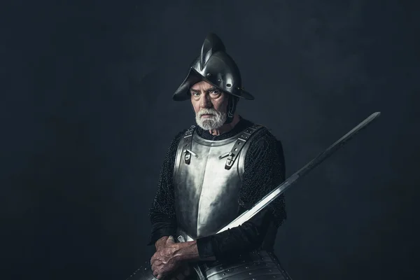 Старший рыцарь в броне — стоковое фото