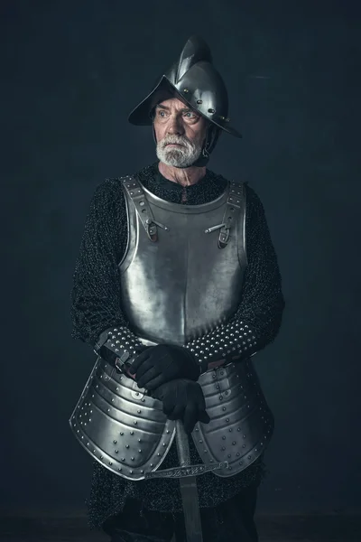 Bebaarde ridder permanent met zwaard — Stockfoto
