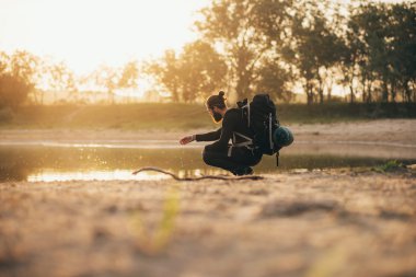 Backpacker gölde su ile oynamak