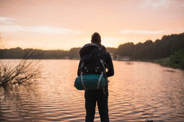 Göl üzerinde seyir uzun yürüyüşe çıkan kimse arka görünümü  