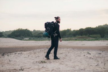 Adam yürüyen sırt çantası ile 