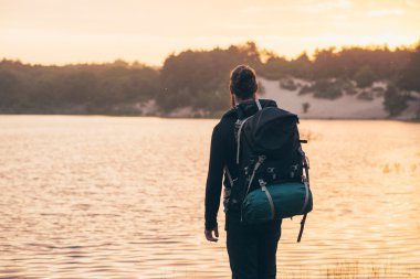 Göl üzerinde seyir uzun yürüyüşe çıkan kimse arka görünümü 