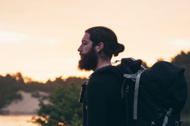 Backpacker sakallı açık havada 