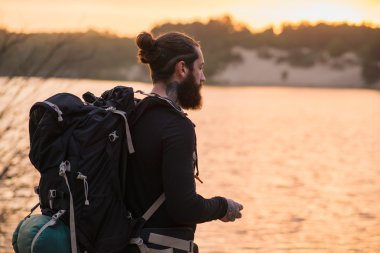 Açık havada zevk hiker sakallı  