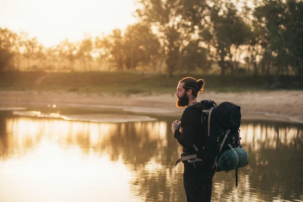 Wandelaar op zoek meer bij zonsopgang — Stockfoto