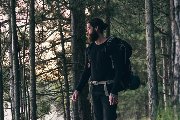 Escursionista con barba e zaino — Foto Stock