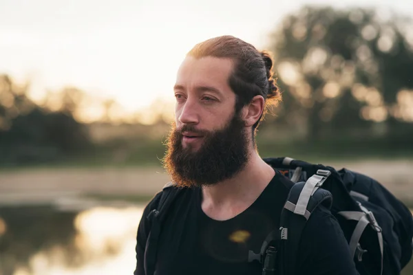 Mochilero con barba al aire libre — Foto de Stock