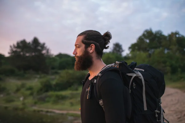 Homme avec barbe et sac à dos — Photo