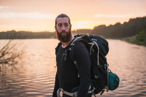 Backpacker at dune lake — Stock Photo, Image