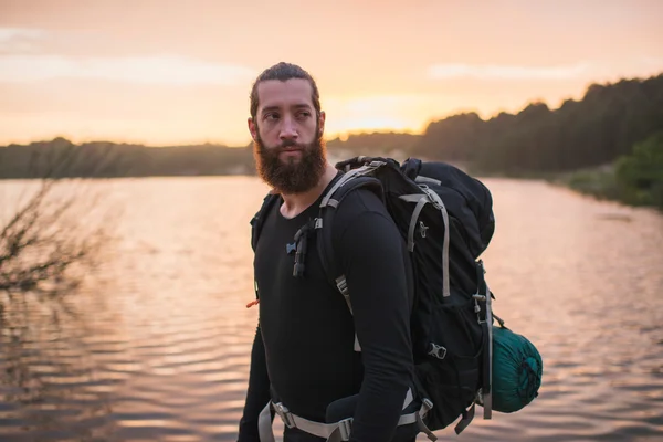 Mochilero en el lago duna — Foto de Stock