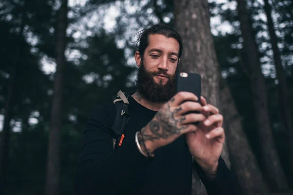 Uomo con barba nella foresta — Foto Stock