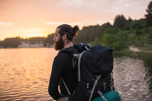 Skäggiga hiker njuta utomhus — Stockfoto