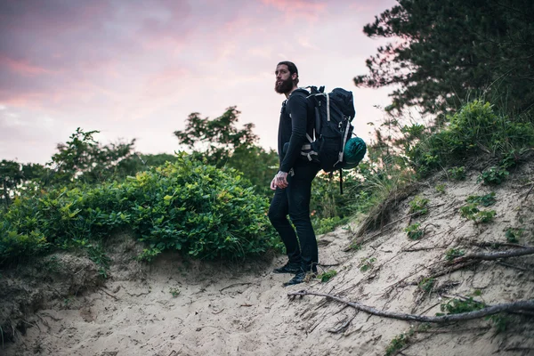 Man die op zand-duin bij zonsopgang — Stockfoto