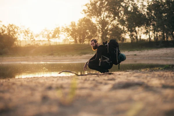 Randonneur avec barbe reposant au lac — Photo