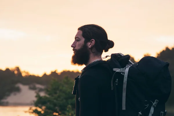 Zaino in spalla con barba all'aperto — Foto Stock