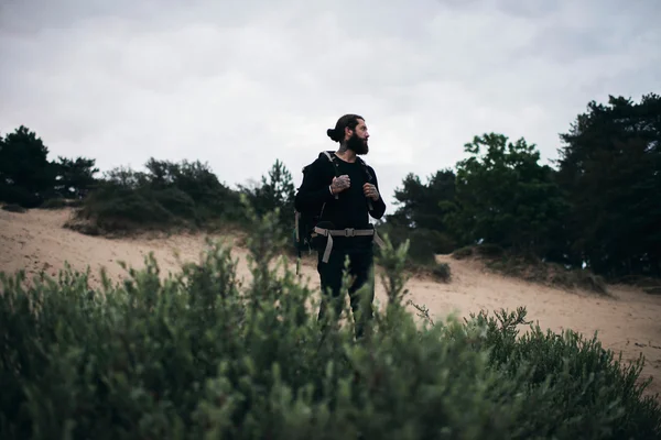 Homem com barba em pé na areia — Fotografia de Stock