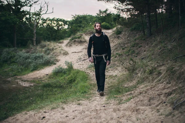 Wandelaar met baard in de natuur — Stockfoto