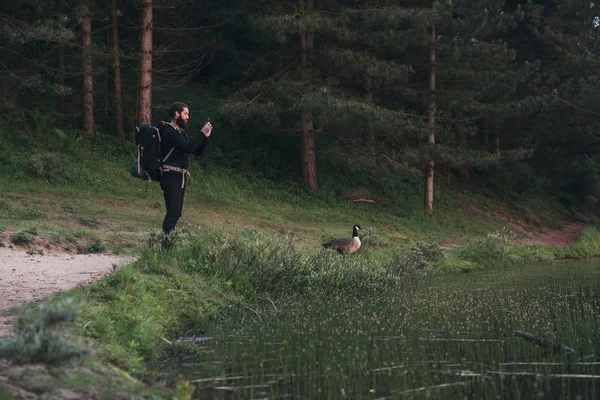 Hiker ta bilder av naturen med smartphone — Stockfoto