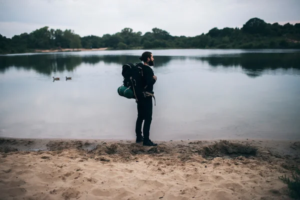Backpacker in piedi alla duna — Foto Stock