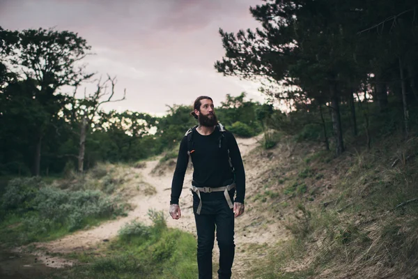 Caminhante com barba na natureza — Fotografia de Stock