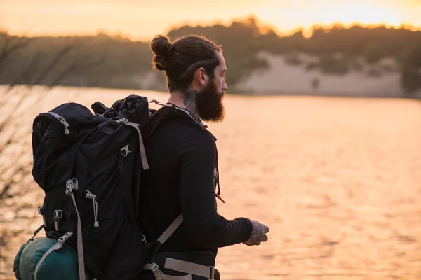 Skäggiga hiker njuta utomhus — Stockfoto