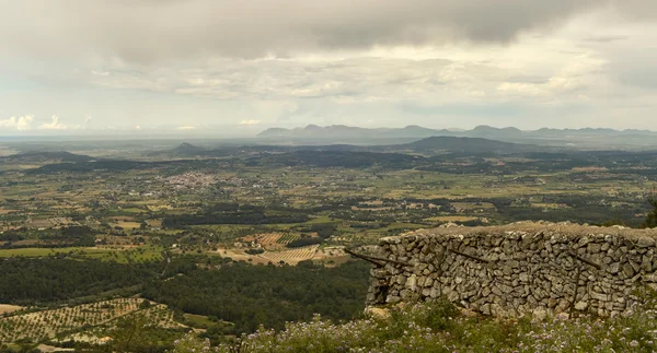 Νεφώσεις πάνω από την κοιλάδα Albenya — Φωτογραφία Αρχείου