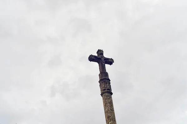 Stone cross mot mulen himmel — Stockfoto