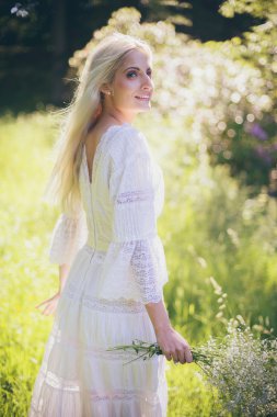 Ormanda sarışın gelin gülümseyen