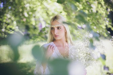 Ağacın altında duran sarı gelin 