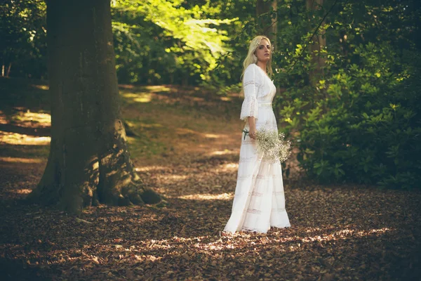 Menyasszony, fehér ruhában álló erdő — Stock Fotó