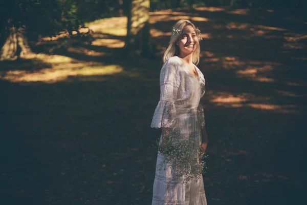 Mariée blonde souriante dans la forêt — Photo