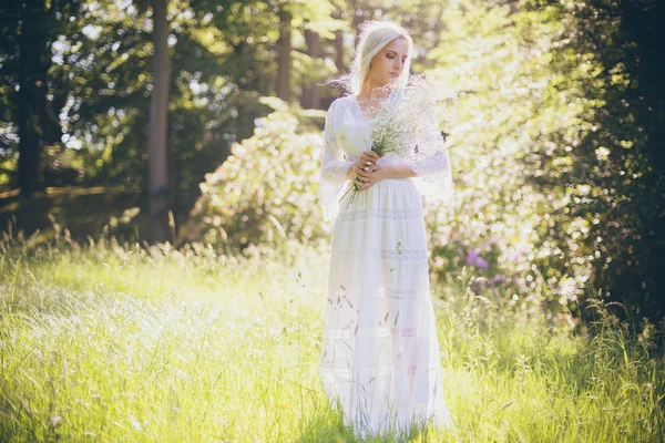 Hippie noiva segurando flores brancas — Fotografia de Stock