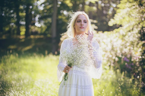 Bruid bedrijf witte bloemboeket — Stockfoto
