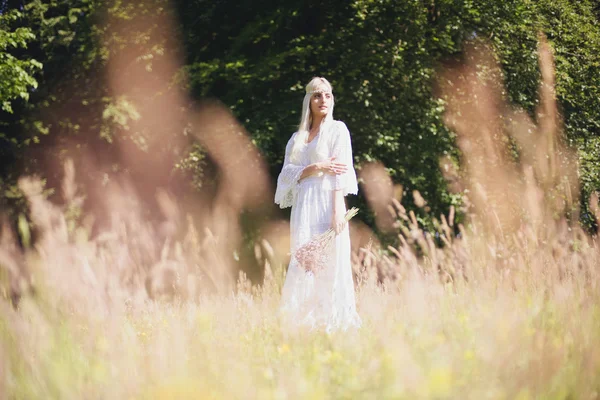 Mariée blonde debout dans l'herbe — Photo