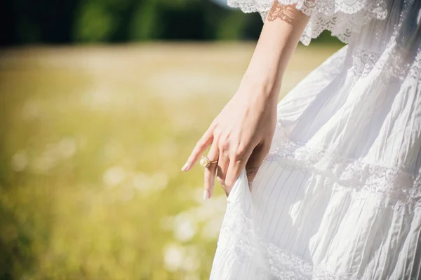 Mano de novia sosteniendo vestido — Foto de Stock