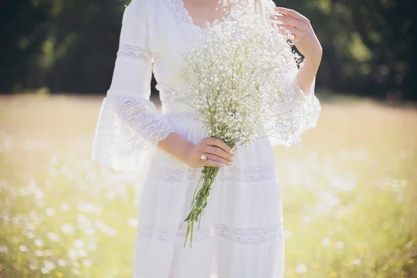 Bruid bedrijf witte bloemen — Stockfoto