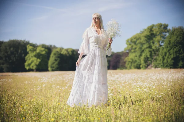 Mariée tenant des fleurs blanches — Photo