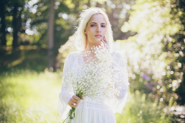 Bruid boeket te houden in de zomer bos — Stockfoto