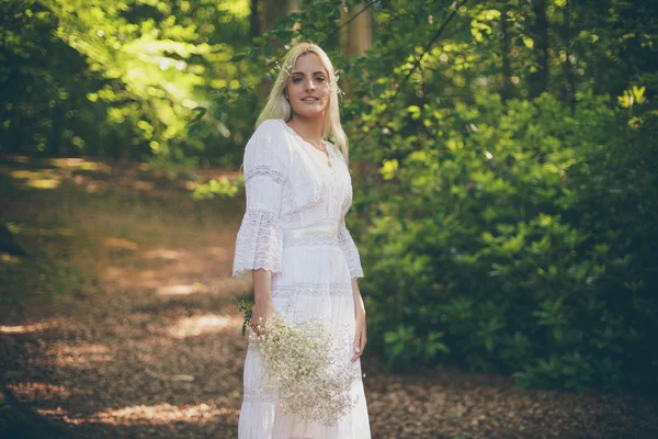 Lachende bruid in bos — Stockfoto