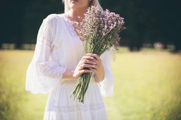 Sposa in possesso di bouquet viola — Foto Stock