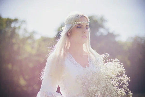 Belle mariée avec des fleurs blanches — Photo