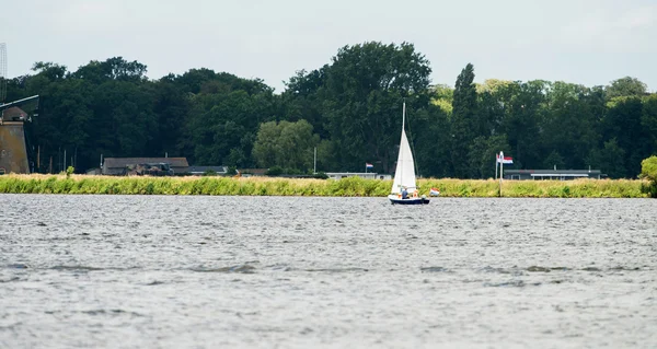 Sailboat with family at Joppe lake — Stock Photo, Image