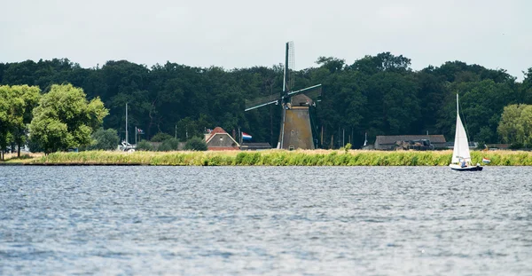 Zeilboot met familie in Joppe lake — Stockfoto