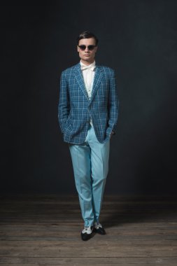 Keskin giyimli genç adam 