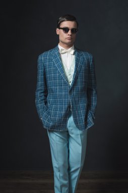 Keskin giyimli genç adam 