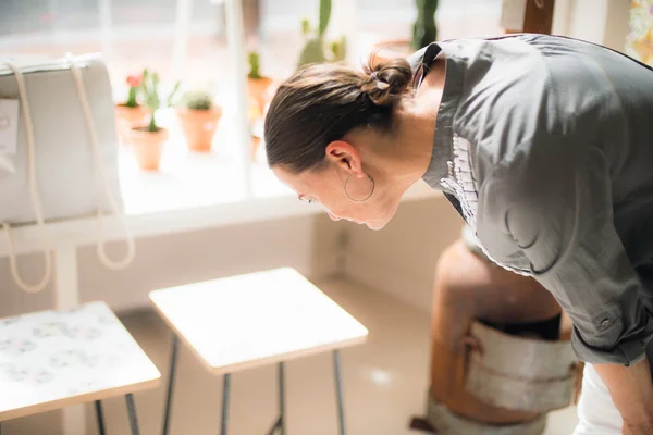 Woman looking at tables in shop — Stock Photo, Image