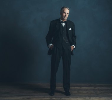 Kendine güvenen orta yaşlı retro işadamı