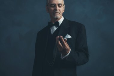 Retro 1920'lerde işadamı cep bakarak.