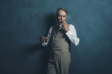 Retro 1920'lerde adam puro ile orta yaşlı 